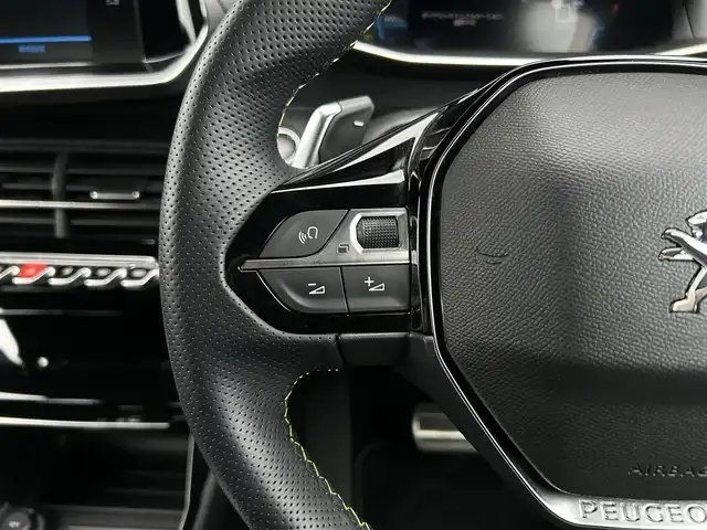 プジョー ２０８ GT 茨城県 2022(令4)年 2.1万km 赤 アクティブセーフティブレーキ　/ＡＣＣ　/ＬＫＡ　/ＢＳＭ　/Ｂカメラ　/パーキングセンサー　/ＣａｒＰｌａｙ　/ＢＴ　/ＵＳＢ　/半革　/シートヒーター　/ＬＥＤ　/オートハイビーム　/ＥＴＣ　/純正１７インチＡＷ　/禁煙車