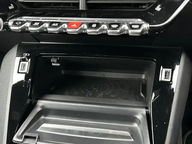 プジョー ２０８ GT 茨城県 2022(令4)年 2.1万km 赤 アクティブセーフティブレーキ　/ＡＣＣ　/ＬＫＡ　/ＢＳＭ　/Ｂカメラ　/パーキングセンサー　/ＣａｒＰｌａｙ　/ＢＴ　/ＵＳＢ　/半革　/シートヒーター　/ＬＥＤ　/オートハイビーム　/ＥＴＣ　/純正１７インチＡＷ　/禁煙車