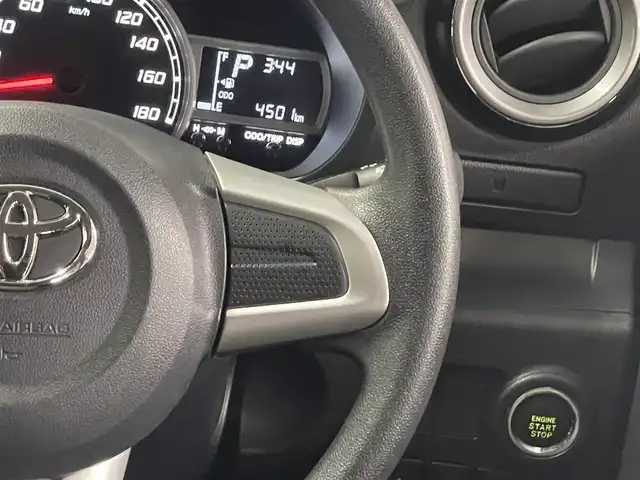 トヨタ パッソ モーダ　S 三重県 2016(平28)年 0.5万km ブラックマイカメタリック/ダークエメラルドマイカ 2トーン ガソリン/FF/インパネCVT/純正 7インチナビ NSCD-W66/（AM/FM/CD/地デジTV/SD/Bluetooth/AUX）/バックカメラ/ドライブレコーダー 前方/ビルトイン ETC/安全/・衝突回避支援ブレーキ機能/・衝突警報機能/・車線逸脱警報機能/・誤発進・誤後進制御機能/・TRC（トラクションコントロールシステム）/・EBD（電子制動力配分制御）付ABS＆ブレーキアシスト/装備/・オートエアコン/・【OP】オートライトシステム/・【OP】SRS サイドエアバッグ（D/N）＆SRS カーテンシールドエアバッグ（前後席）/・LEDヘッドランプ/・ステアリングスイッチ/・全席パワーウィンドウ/・パワーステアリング/・電動格納ドアミラー/・チルトステアリング/・リヤワイパー/・純正 14inホイールキャップ＆スチールホイール/・保/取/ナビ取/D記録簿（R1.R3.R4.R5.R6）/・予備スマートキーx1