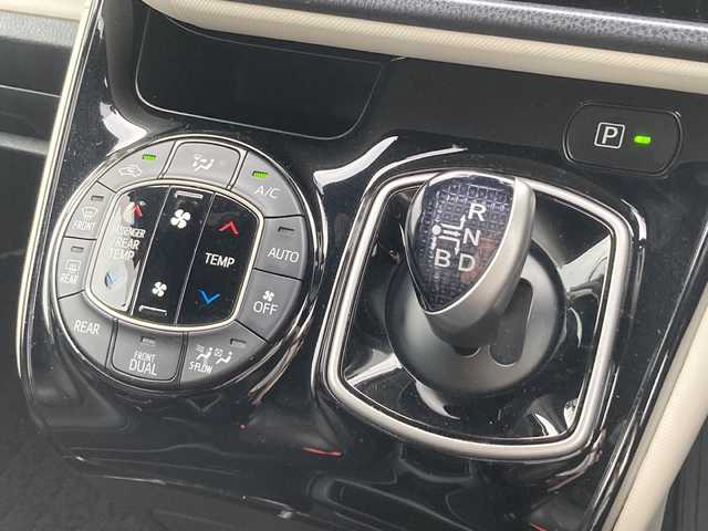 トヨタ ノア ハイブリッド Si ダブルバイビー 茨城県 2018(平30)年 7.7万km ラグジュアリーホワイトパールクリスタルシャインガラスフレーク 純正10inメモリナビ【NSZN-Z66T】/(地デジTV・CD・DVD・BT・USB・ラジオ再生・HDMI端子)/両側パワースライドドア/純正12inフリップダウンモニター/クルーズコントロール/衝突軽減ブレーキ/革調シートカバー/コーナーセンサー/バックカメラ/ETC/前後ドライブレコーダー/オートライト/LEDヘッドライト/純正16inアルミホイール/純正フロアマット/スマートキー/取扱説明書