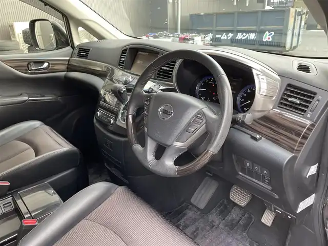 日産 エルグランド 250HWS S アーバンクロム 滋賀県 2017(平29)年 7.8万km ファントムブラック 禁煙車/純正ナビ/【CD/DVD/フルセグTV】/アラウンドビューモニター/フリップダウンモニター/ＥＴＣ/両側パワースライドドア/クルーズコントロール/ハーフレザーシート/オットマン/革巻きステアリング/ステアリングスイッチ/スマートキー