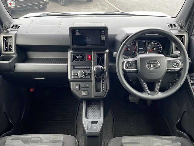 ダイハツ タフト G ターボ クロムベンチャー 福島県 2021(令3)年 2万km シャイニングホワイトパール 4WD/ターボ/スマートアシストIII/・衝突回避支援ブレーキ機能/・誤発進抑制機能(前方＋後方)/・車線逸脱警報機能/・ふらつき警報/・先行車発進お知らせ機能/・標識認識機能/(進入禁止、最高速度、一時停止)/・アダプティブドライビングビーム/・サイドビューランプ/・アダプティブクルーズコントロール/・レーンキープコントロール/社外メモリナビ/　【フルセグ/CD/DVD/BT/SD/MSV/USB】/バックカメラ/ETC/ステアリングスイッチ/前席シートヒーター/LEDヘッドライト（AUTO機能付き）/　・フォグランプ/アイドリングストップ/パーキングアシスト/レーンキープアシスト/横滑り防止機能/コーナーセンサー/純正フロアマット/純正ドアバイザー/スカイルーフ/ルーフレール