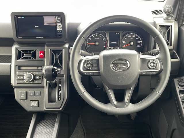 ダイハツ タフト G ターボ クロムベンチャー 福島県 2021(令3)年 2万km シャイニングホワイトパール 4WD/ターボ/スマートアシストIII/・衝突回避支援ブレーキ機能/・誤発進抑制機能(前方＋後方)/・車線逸脱警報機能/・ふらつき警報/・先行車発進お知らせ機能/・標識認識機能/(進入禁止、最高速度、一時停止)/・アダプティブドライビングビーム/・サイドビューランプ/・アダプティブクルーズコントロール/・レーンキープコントロール/社外メモリナビ/　【フルセグ/CD/DVD/BT/SD/MSV/USB】/バックカメラ/ETC/ステアリングスイッチ/前席シートヒーター/LEDヘッドライト（AUTO機能付き）/　・フォグランプ/アイドリングストップ/パーキングアシスト/レーンキープアシスト/横滑り防止機能/コーナーセンサー/純正フロアマット/純正ドアバイザー/スカイルーフ/ルーフレール