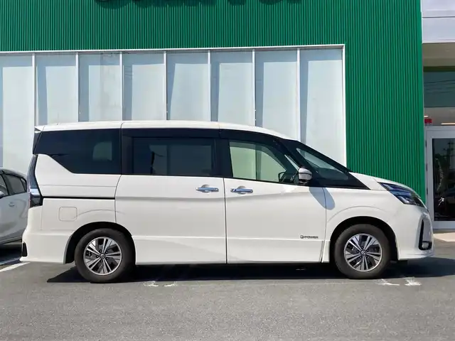 日産 セレナ e－パワー ハイウェイスター V 静岡県 2020(令2)年 4.6万km ブリリアントホワイトパール エンジンスタートストップ/スマートキー/スペアキー1本/パワーステアリング/パワーウィンドウ/寒冷地仕様/パーキングアシスト/アイドリングストップ/Wオートエアコン/クルーズコントロール/フリップダウンモニター/USB入力端子/ETC/全方位カメラ/純正10インチナビ（CD.DVD.BT.フルセグ）/3列シート/純正ドライブレコーダー前後/純正フロアマット/純正アルミホイール/ウォークスルー/両側パワースライドドア/ABS/盗難防止装置/オートライト/コーナーセンサー前後/LEDライト/W+サイドエアバック/ステアリングヒーター/社外アルミホイール車内有（スタッドレス）/エンジンスターター