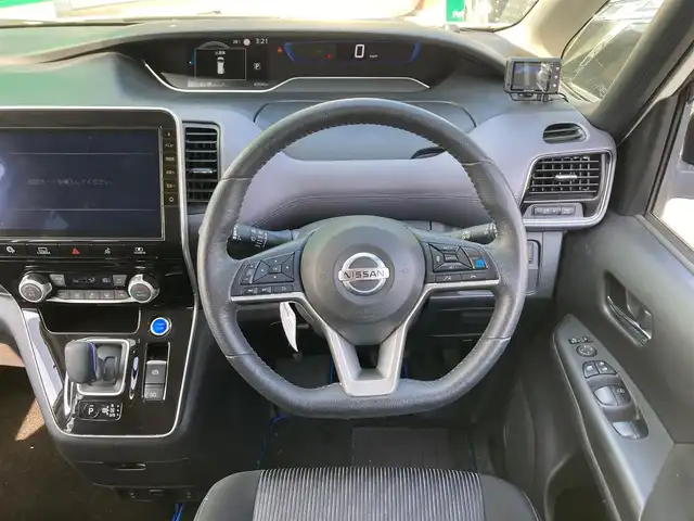 日産 セレナ e－パワー ハイウェイスター V 静岡県 2020(令2)年 4.6万km ブリリアントホワイトパール エンジンスタートストップ/スマートキー/スペアキー1本/パワーステアリング/パワーウィンドウ/寒冷地仕様/パーキングアシスト/アイドリングストップ/Wオートエアコン/クルーズコントロール/フリップダウンモニター/USB入力端子/ETC/全方位カメラ/純正10インチナビ（CD.DVD.BT.フルセグ）/3列シート/純正ドライブレコーダー前後/純正フロアマット/純正アルミホイール/ウォークスルー/両側パワースライドドア/ABS/盗難防止装置/オートライト/コーナーセンサー前後/LEDライト/W+サイドエアバック/ステアリングヒーター/社外アルミホイール車内有（スタッドレス）/エンジンスターター