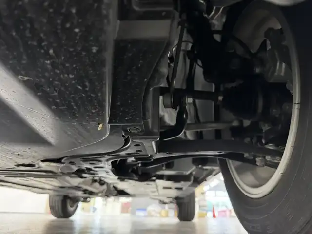 トヨタ ヤリスクロス ハイブリッド G 三重県 2023(令5)年 0.8万km プラチナホワイトパールマイカ ハイブリッド/FF/フロアCVT/純正 8インチディスプレイオーディオ＆ナビ/（AM/FM/USB/iPod/Bluetooth/Miracast/TV/CarPlay/AndroidAuto）/バックガイドモニター/ETC/Toyota Safety Sense/●プリクラッシュセーフティ［PCS］/●レーントレーシングアシスト［LTA］/●レーダークルコン/●オートハイビーム［AHB］/・インテリジェントクリアランスソナー［パーキングサポートブレーキ（静止物）］/・ロードサインアシスト［RSA］/・先行車発進告知機能/装備/・電子パーキングブレーキ/・オートブレーキホールド/・オートライト/・LEDヘッドランプ/・オートエアコン/・ステアリングスイッチ/・充電用USB type-Cジャック/・SRS サイド＆カーテンシールドエアバッグ/・電動格納ドアミラー/・純正 16inAW/・プッシュスタート/・チルト＆テレスコピックステアリング/など