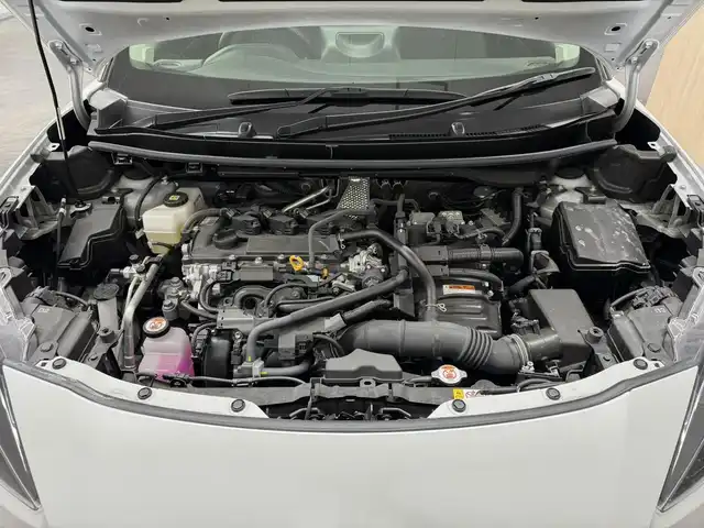 トヨタ ヤリスクロス ハイブリッド G 三重県 2023(令5)年 0.8万km プラチナホワイトパールマイカ ハイブリッド/FF/フロアCVT/純正 8インチディスプレイオーディオ＆ナビ/（AM/FM/USB/iPod/Bluetooth/Miracast/TV/CarPlay/AndroidAuto）/バックガイドモニター/ETC/Toyota Safety Sense/●プリクラッシュセーフティ［PCS］/●レーントレーシングアシスト［LTA］/●レーダークルコン/●オートハイビーム［AHB］/・インテリジェントクリアランスソナー［パーキングサポートブレーキ（静止物）］/・ロードサインアシスト［RSA］/・先行車発進告知機能/装備/・電子パーキングブレーキ/・オートブレーキホールド/・オートライト/・LEDヘッドランプ/・オートエアコン/・ステアリングスイッチ/・充電用USB type-Cジャック/・SRS サイド＆カーテンシールドエアバッグ/・電動格納ドアミラー/・純正 16inAW/・プッシュスタート/・チルト＆テレスコピックステアリング/など