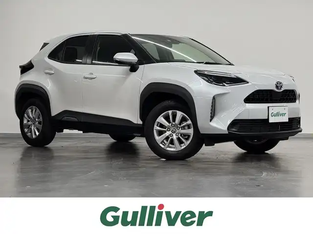 トヨタ ヤリスクロス ハイブリッド G 三重県 2023(令5)年 0.8万km プラチナホワイトパールマイカ ハイブリッド/FF/フロアCVT/純正 8インチディスプレイオーディオ＆ナビ/（AM/FM/USB/iPod/Bluetooth/Miracast/TV/CarPlay/AndroidAuto）/バックガイドモニター/ETC/Toyota Safety Sense/●プリクラッシュセーフティ［PCS］/●レーントレーシングアシスト［LTA］/●レーダークルコン/●オートハイビーム［AHB］/・インテリジェントクリアランスソナー［パーキングサポートブレーキ（静止物）］/・ロードサインアシスト［RSA］/・先行車発進告知機能/装備/・電子パーキングブレーキ/・オートブレーキホールド/・オートライト/・LEDヘッドランプ/・オートエアコン/・ステアリングスイッチ/・充電用USB type-Cジャック/・SRS サイド＆カーテンシールドエアバッグ/・電動格納ドアミラー/・純正 16inAW/・プッシュスタート/・チルト＆テレスコピックステアリング/など