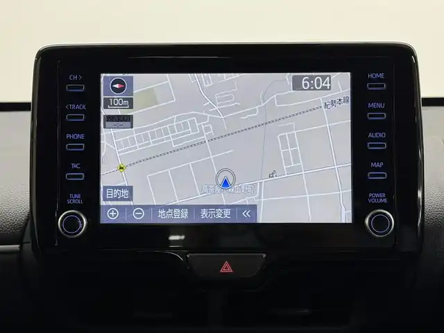 トヨタ ヤリスクロス ハイブリッド G 三重県 2023(令5)年 0.8万km プラチナホワイトパールマイカ ハイブリッド/FF/フロアCVT/純正 8インチディスプレイオーディオ＆ナビ/（AM/FM/USB/iPod/Bluetooth/Miracast/TV/CarPlay/AndroidAuto）/バックガイドモニター/ETC/Toyota Safety Sense/●プリクラッシュセーフティ［PCS］/●レーントレーシングアシスト［LTA］/●レーダークルコン/●オートハイビーム［AHB］/・インテリジェントクリアランスソナー［パーキングサポートブレーキ（静止物）］/・ロードサインアシスト［RSA］/・先行車発進告知機能/装備/・電子パーキングブレーキ/・オートブレーキホールド/・オートライト/・LEDヘッドランプ/・オートエアコン/・ステアリングスイッチ/・充電用USB type-Cジャック/・SRS サイド＆カーテンシールドエアバッグ/・電動格納ドアミラー/・純正 16inAW/・プッシュスタート/・チルト＆テレスコピックステアリング/など