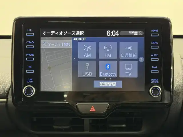 トヨタ ヤリスクロス ハイブリッド G 三重県 2023(令5)年 0.8万km プラチナホワイトパールマイカ ハイブリッド/FF/フロアCVT/純正 8インチディスプレイオーディオ＆ナビ/（AM/FM/USB/iPod/Bluetooth/Miracast/TV/CarPlay/AndroidAuto）/バックガイドモニター/ETC/Toyota Safety Sense/●プリクラッシュセーフティ［PCS］/●レーントレーシングアシスト［LTA］/●レーダークルコン/●オートハイビーム［AHB］/・インテリジェントクリアランスソナー［パーキングサポートブレーキ（静止物）］/・ロードサインアシスト［RSA］/・先行車発進告知機能/装備/・電子パーキングブレーキ/・オートブレーキホールド/・オートライト/・LEDヘッドランプ/・オートエアコン/・ステアリングスイッチ/・充電用USB type-Cジャック/・SRS サイド＆カーテンシールドエアバッグ/・電動格納ドアミラー/・純正 16inAW/・プッシュスタート/・チルト＆テレスコピックステアリング/など