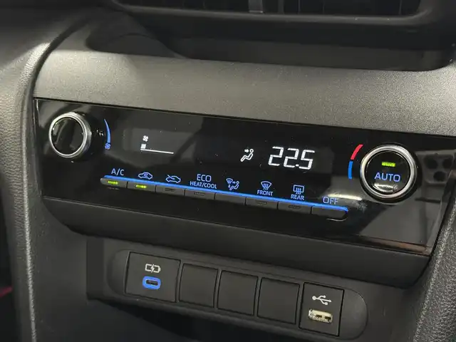 トヨタ ヤリスクロス ハイブリッド G 三重県 2023(令5)年 0.8万km プラチナホワイトパールマイカ ハイブリッド/FF/フロアCVT/純正 8インチディスプレイオーディオ＆ナビ/（AM/FM/USB/iPod/Bluetooth/Miracast/TV/CarPlay/AndroidAuto）/バックガイドモニター/ETC/Toyota Safety Sense/●プリクラッシュセーフティ［PCS］/●レーントレーシングアシスト［LTA］/●レーダークルコン/●オートハイビーム［AHB］/・インテリジェントクリアランスソナー［パーキングサポートブレーキ（静止物）］/・ロードサインアシスト［RSA］/・先行車発進告知機能/装備/・電子パーキングブレーキ/・オートブレーキホールド/・オートライト/・LEDヘッドランプ/・オートエアコン/・ステアリングスイッチ/・充電用USB type-Cジャック/・SRS サイド＆カーテンシールドエアバッグ/・電動格納ドアミラー/・純正 16inAW/・プッシュスタート/・チルト＆テレスコピックステアリング/など