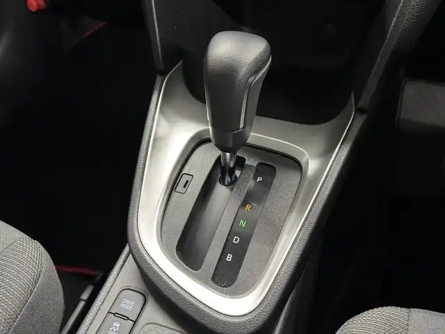トヨタ ヤリスクロス ハイブリッド G 三重県 2023(令5)年 0.8万km プラチナホワイトパールマイカ ハイブリッド/FF/フロアCVT/純正 8インチディスプレイオーディオ＆ナビ/（AM/FM/USB/iPod/Bluetooth/Miracast/TV/CarPlay/AndroidAuto）/バックガイドモニター/ETC/Toyota Safety Sense/●プリクラッシュセーフティ［PCS］/●レーントレーシングアシスト［LTA］/●レーダークルコン/●オートハイビーム［AHB］/・インテリジェントクリアランスソナー［パーキングサポートブレーキ（静止物）］/・ロードサインアシスト［RSA］/・先行車発進告知機能/装備/・電子パーキングブレーキ/・オートブレーキホールド/・オートライト/・LEDヘッドランプ/・オートエアコン/・ステアリングスイッチ/・充電用USB type-Cジャック/・SRS サイド＆カーテンシールドエアバッグ/・電動格納ドアミラー/・純正 16inAW/・プッシュスタート/・チルト＆テレスコピックステアリング/など