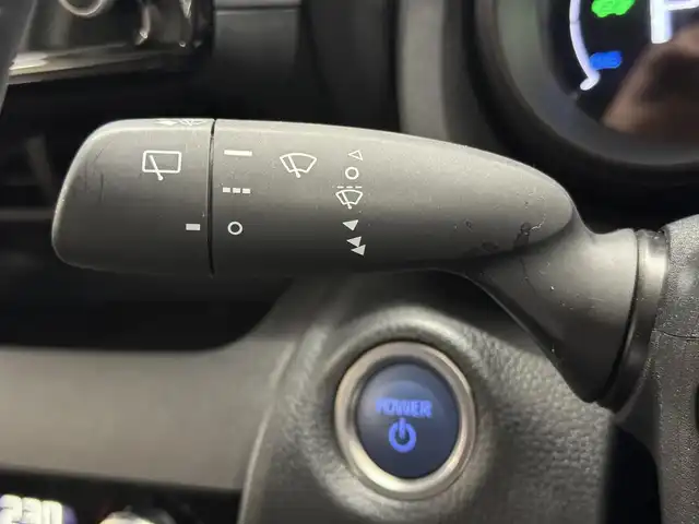 トヨタ ヤリスクロス ハイブリッド G 三重県 2023(令5)年 0.8万km プラチナホワイトパールマイカ ハイブリッド/FF/フロアCVT/純正 8インチディスプレイオーディオ＆ナビ/（AM/FM/USB/iPod/Bluetooth/Miracast/TV/CarPlay/AndroidAuto）/バックガイドモニター/ETC/Toyota Safety Sense/●プリクラッシュセーフティ［PCS］/●レーントレーシングアシスト［LTA］/●レーダークルコン/●オートハイビーム［AHB］/・インテリジェントクリアランスソナー［パーキングサポートブレーキ（静止物）］/・ロードサインアシスト［RSA］/・先行車発進告知機能/装備/・電子パーキングブレーキ/・オートブレーキホールド/・オートライト/・LEDヘッドランプ/・オートエアコン/・ステアリングスイッチ/・充電用USB type-Cジャック/・SRS サイド＆カーテンシールドエアバッグ/・電動格納ドアミラー/・純正 16inAW/・プッシュスタート/・チルト＆テレスコピックステアリング/など