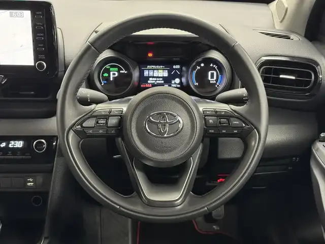 トヨタ ヤリスクロス ハイブリッド G 三重県 2023(令5)年 0.8万km プラチナホワイトパールマイカ ハイブリッド/FF/フロアCVT/純正 8インチディスプレイオーディオ＆ナビ/（AM/FM/USB/iPod/Bluetooth/Miracast/TV/CarPlay/AndroidAuto）/バックガイドモニター/ETC/Toyota Safety Sense/●プリクラッシュセーフティ［PCS］/●レーントレーシングアシスト［LTA］/●レーダークルコン/●オートハイビーム［AHB］/・インテリジェントクリアランスソナー［パーキングサポートブレーキ（静止物）］/・ロードサインアシスト［RSA］/・先行車発進告知機能/装備/・電子パーキングブレーキ/・オートブレーキホールド/・オートライト/・LEDヘッドランプ/・オートエアコン/・ステアリングスイッチ/・充電用USB type-Cジャック/・SRS サイド＆カーテンシールドエアバッグ/・電動格納ドアミラー/・純正 16inAW/・プッシュスタート/・チルト＆テレスコピックステアリング/など