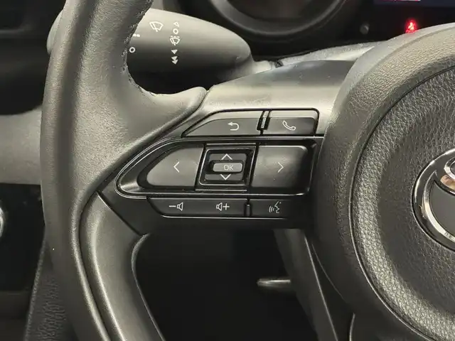 トヨタ ヤリスクロス ハイブリッド G 三重県 2023(令5)年 0.8万km プラチナホワイトパールマイカ ハイブリッド/FF/フロアCVT/純正 8インチディスプレイオーディオ＆ナビ/（AM/FM/USB/iPod/Bluetooth/Miracast/TV/CarPlay/AndroidAuto）/バックガイドモニター/ETC/Toyota Safety Sense/●プリクラッシュセーフティ［PCS］/●レーントレーシングアシスト［LTA］/●レーダークルコン/●オートハイビーム［AHB］/・インテリジェントクリアランスソナー［パーキングサポートブレーキ（静止物）］/・ロードサインアシスト［RSA］/・先行車発進告知機能/装備/・電子パーキングブレーキ/・オートブレーキホールド/・オートライト/・LEDヘッドランプ/・オートエアコン/・ステアリングスイッチ/・充電用USB type-Cジャック/・SRS サイド＆カーテンシールドエアバッグ/・電動格納ドアミラー/・純正 16inAW/・プッシュスタート/・チルト＆テレスコピックステアリング/など