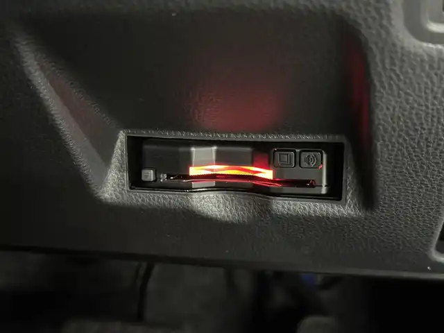 トヨタ ヤリスクロス ハイブリッド G 三重県 2023(令5)年 0.8万km プラチナホワイトパールマイカ ハイブリッド/FF/フロアCVT/純正 8インチディスプレイオーディオ＆ナビ/（AM/FM/USB/iPod/Bluetooth/Miracast/TV/CarPlay/AndroidAuto）/バックガイドモニター/ETC/Toyota Safety Sense/●プリクラッシュセーフティ［PCS］/●レーントレーシングアシスト［LTA］/●レーダークルコン/●オートハイビーム［AHB］/・インテリジェントクリアランスソナー［パーキングサポートブレーキ（静止物）］/・ロードサインアシスト［RSA］/・先行車発進告知機能/装備/・電子パーキングブレーキ/・オートブレーキホールド/・オートライト/・LEDヘッドランプ/・オートエアコン/・ステアリングスイッチ/・充電用USB type-Cジャック/・SRS サイド＆カーテンシールドエアバッグ/・電動格納ドアミラー/・純正 16inAW/・プッシュスタート/・チルト＆テレスコピックステアリング/など