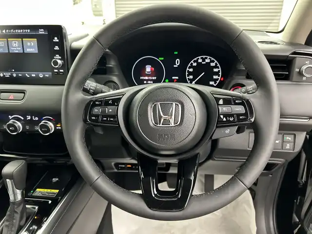 ホンダ ヴェゼル ハイブリッド e:HEV Z 三重県 2025(令7)年 0.1千km クリスタルブラックパール 登録済未使用車/純正ナビ/・AM/FM/Bluetooth/フルセグ/AndroidAuto/AppleCarPray/USB/ホンダセンシング/・ブラインドスポットインフォメーション/・車線逸脱/・衝突軽減ブレーキ/・アダプティブクルーズコントロール/前席シートヒーター/ステアリングヒーター/パワーバックドア/パドルシフト/ワイヤレスチャージャー/ETC2.0/LEDヘッドライト/ヒルディセントコントロール/電動パーキング/ハーフレザーシート/純正18インチAW