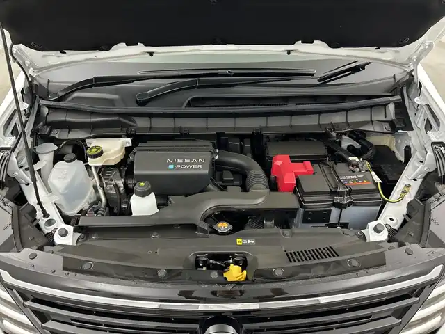 日産 セレナ e－パワー ハイウェイスター V 三重県 2024(令6)年 0.4万km プリズムホワイト 純正9インチナビ/フルセグ/全方位カメラ/プロパイロット/追従式クルーズコントロール/衝突軽減ブレーキ/レーンキープアシスト/ブラインドスポットモニター/オートハイビーム/コーナーセンサー/ＥＴＣ/ドライブレコーダー/純正16インチＡＷ/スマートキー