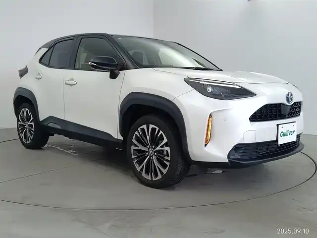 トヨタ ヤリスクロス ハイブリッド Z 愛知県 2021(令3)年 2万km ブラックマイカ/ホワイトパールクリスタルシャイン 2トーン トヨタセーフティセンス/　　・プリクラッシュセーフティ/　　・レーンディバーチャーアラート/　　・レーントレーシングアシスト/　　・レーダークルーズコントロール/　　・オートマチックハイビーム/純正8インチディスプレイオーディオ/　　BT/フルセグ/USB入力/パノラミックビューモニター/ビルトインETC2.0/革巻きステアリング/ステアリングリモコン/ハーフレザーシート/パワーシート（D席）/シートヒーター（前席）/純正LEDヘッドライト/フォグランプ/純正18インチアルミホイール