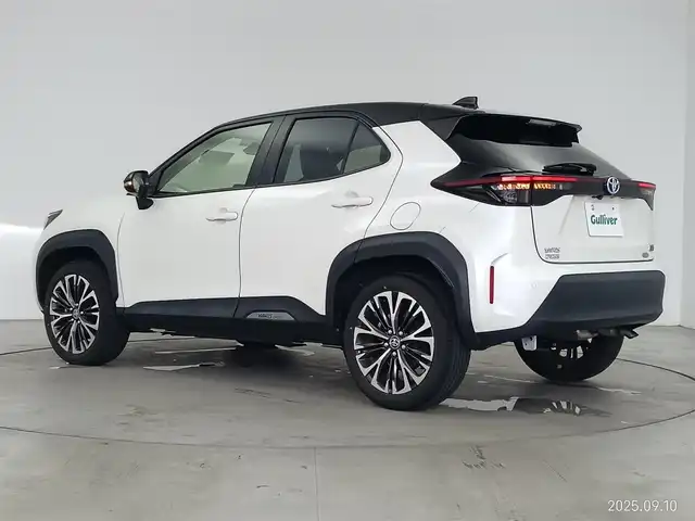 トヨタ ヤリスクロス ハイブリッド Z 愛知県 2021(令3)年 2万km ブラックマイカ/ホワイトパールクリスタルシャイン 2トーン トヨタセーフティセンス/　　・プリクラッシュセーフティ/　　・レーンディバーチャーアラート/　　・レーントレーシングアシスト/　　・レーダークルーズコントロール/　　・オートマチックハイビーム/純正8インチディスプレイオーディオ/　　BT/フルセグ/USB入力/パノラミックビューモニター/ビルトインETC2.0/革巻きステアリング/ステアリングリモコン/ハーフレザーシート/パワーシート（D席）/シートヒーター（前席）/純正LEDヘッドライト/フォグランプ/純正18インチアルミホイール