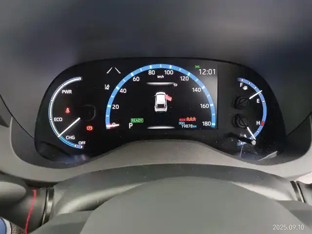 トヨタ ヤリスクロス ハイブリッド Z 愛知県 2021(令3)年 2万km ブラックマイカ/ホワイトパールクリスタルシャイン 2トーン トヨタセーフティセンス/　　・プリクラッシュセーフティ/　　・レーンディバーチャーアラート/　　・レーントレーシングアシスト/　　・レーダークルーズコントロール/　　・オートマチックハイビーム/純正8インチディスプレイオーディオ/　　BT/フルセグ/USB入力/パノラミックビューモニター/ビルトインETC2.0/革巻きステアリング/ステアリングリモコン/ハーフレザーシート/パワーシート（D席）/シートヒーター（前席）/純正LEDヘッドライト/フォグランプ/純正18インチアルミホイール