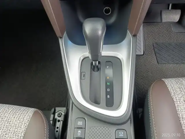 トヨタ ヤリスクロス ハイブリッド Z 愛知県 2021(令3)年 2万km ブラックマイカ/ホワイトパールクリスタルシャイン 2トーン トヨタセーフティセンス/　　・プリクラッシュセーフティ/　　・レーンディバーチャーアラート/　　・レーントレーシングアシスト/　　・レーダークルーズコントロール/　　・オートマチックハイビーム/純正8インチディスプレイオーディオ/　　BT/フルセグ/USB入力/パノラミックビューモニター/ビルトインETC2.0/革巻きステアリング/ステアリングリモコン/ハーフレザーシート/パワーシート（D席）/シートヒーター（前席）/純正LEDヘッドライト/フォグランプ/純正18インチアルミホイール