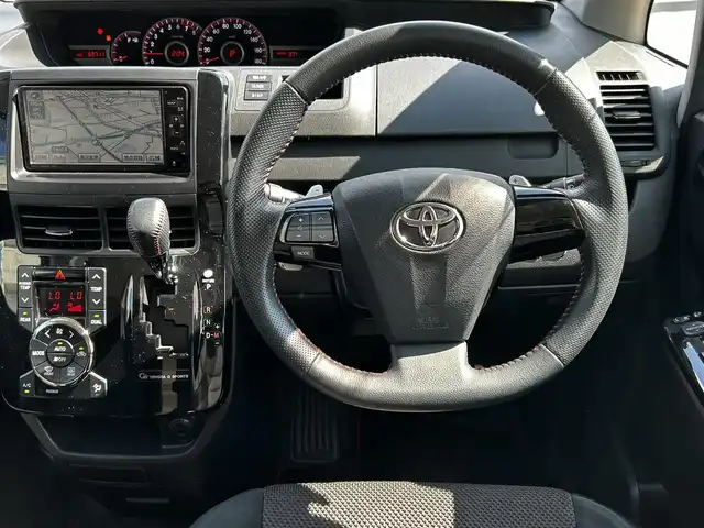 トヨタ ヴォクシー ZS G’s 富山県 2011(平23)年 7万km ボルドーマイカメタリック 純正ナビ/Bluetooth、ワンセグTV、AUX /ABS/盗難防止装置/オートライト/衝突軽減システム/プッシュスタート/スマートキー/パワーステアリング/パワーウィンドウ/ドライブレコーダー/ETC/両側パワースライドドア