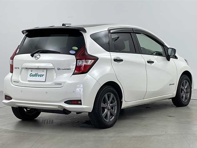 日産 ノート e-パワーメダリスト FOUR Bアロー 道央・札幌 2018(平30)年 4.4万km ブリリアントホワイトパール/スーパーブラック 2トーン ・４ＷＤ/・純正ナビ＆ＴＶ＆ＢＴ＆ＤＶＤ＆ＣＤ/・全方位カメラ/・レーダークルーズコントロール/・衝突被害軽減ブレーキ/・レーンキープアシスト/・コーナーセンサー/・ＬＥＤヘッドライト/・ハーフレザーシート/・デジタルインナーミラー/・オートエアコン/・ＥＴＣ