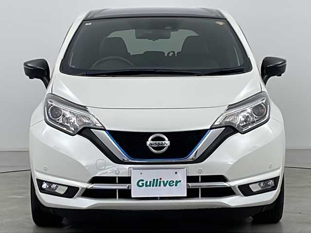 日産 ノート e-パワーメダリスト FOUR Bアロー 道央・札幌 2018(平30)年 4.4万km ブリリアントホワイトパール/スーパーブラック 2トーン ・４ＷＤ/・純正ナビ＆ＴＶ＆ＢＴ＆ＤＶＤ＆ＣＤ/・全方位カメラ/・レーダークルーズコントロール/・衝突被害軽減ブレーキ/・レーンキープアシスト/・コーナーセンサー/・ＬＥＤヘッドライト/・ハーフレザーシート/・デジタルインナーミラー/・オートエアコン/・ＥＴＣ
