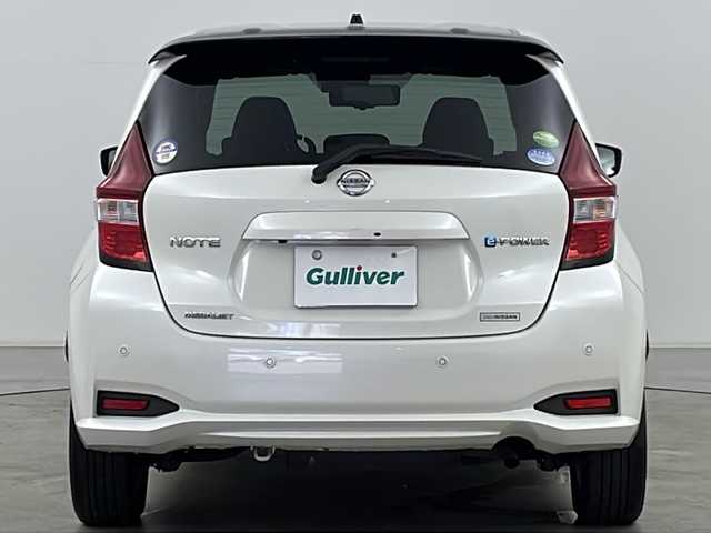 日産 ノート e-パワーメダリスト FOUR Bアロー 道央・札幌 2018(平30)年 4.4万km ブリリアントホワイトパール/スーパーブラック 2トーン ・４ＷＤ/・純正ナビ＆ＴＶ＆ＢＴ＆ＤＶＤ＆ＣＤ/・全方位カメラ/・レーダークルーズコントロール/・衝突被害軽減ブレーキ/・レーンキープアシスト/・コーナーセンサー/・ＬＥＤヘッドライト/・ハーフレザーシート/・デジタルインナーミラー/・オートエアコン/・ＥＴＣ