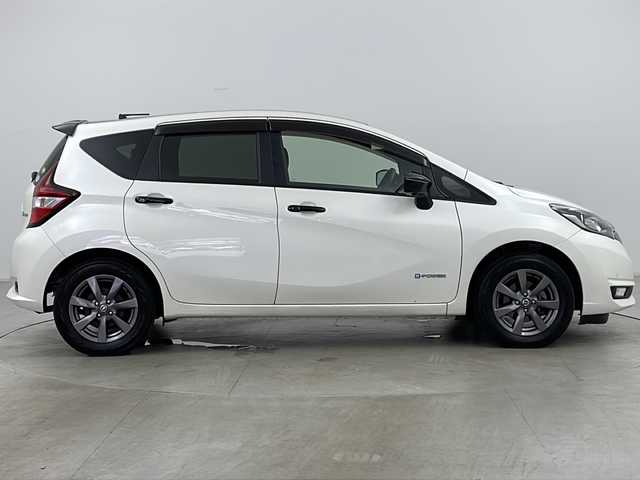 日産 ノート e-パワーメダリスト FOUR Bアロー 道央・札幌 2018(平30)年 4.4万km ブリリアントホワイトパール/スーパーブラック 2トーン ・４ＷＤ/・純正ナビ＆ＴＶ＆ＢＴ＆ＤＶＤ＆ＣＤ/・全方位カメラ/・レーダークルーズコントロール/・衝突被害軽減ブレーキ/・レーンキープアシスト/・コーナーセンサー/・ＬＥＤヘッドライト/・ハーフレザーシート/・デジタルインナーミラー/・オートエアコン/・ＥＴＣ