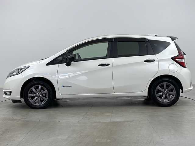 日産 ノート e-パワーメダリスト FOUR Bアロー 道央・札幌 2018(平30)年 4.4万km ブリリアントホワイトパール/スーパーブラック 2トーン ・４ＷＤ/・純正ナビ＆ＴＶ＆ＢＴ＆ＤＶＤ＆ＣＤ/・全方位カメラ/・レーダークルーズコントロール/・衝突被害軽減ブレーキ/・レーンキープアシスト/・コーナーセンサー/・ＬＥＤヘッドライト/・ハーフレザーシート/・デジタルインナーミラー/・オートエアコン/・ＥＴＣ