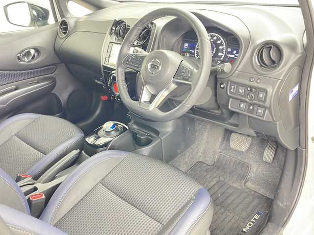 日産 ノート e-パワーメダリスト FOUR Bアロー 道央・札幌 2018(平30)年 4.4万km ブリリアントホワイトパール/スーパーブラック 2トーン ・４ＷＤ/・純正ナビ＆ＴＶ＆ＢＴ＆ＤＶＤ＆ＣＤ/・全方位カメラ/・レーダークルーズコントロール/・衝突被害軽減ブレーキ/・レーンキープアシスト/・コーナーセンサー/・ＬＥＤヘッドライト/・ハーフレザーシート/・デジタルインナーミラー/・オートエアコン/・ＥＴＣ