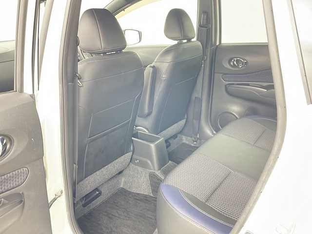 日産 ノート e-パワーメダリスト FOUR Bアロー 道央・札幌 2018(平30)年 4.4万km ブリリアントホワイトパール/スーパーブラック 2トーン ・４ＷＤ/・純正ナビ＆ＴＶ＆ＢＴ＆ＤＶＤ＆ＣＤ/・全方位カメラ/・レーダークルーズコントロール/・衝突被害軽減ブレーキ/・レーンキープアシスト/・コーナーセンサー/・ＬＥＤヘッドライト/・ハーフレザーシート/・デジタルインナーミラー/・オートエアコン/・ＥＴＣ