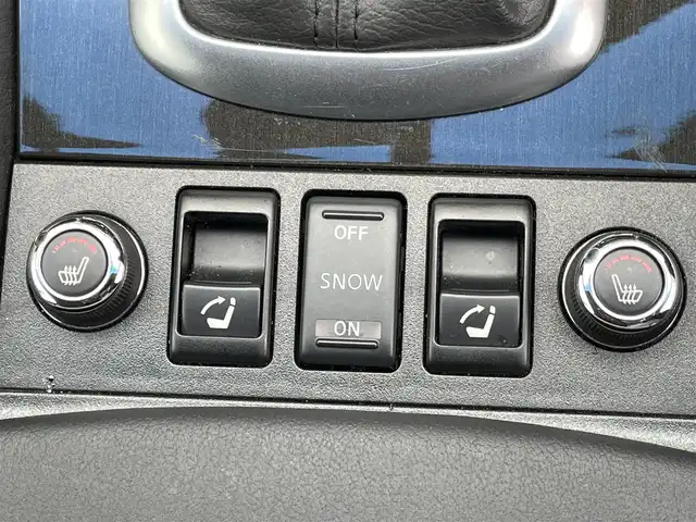日産 スカイライン クロスオーバー 370GT FOUR Type P 群馬県 2010(平22)年 2.7万km ブレードシルバー 純正ＨＤＤナビ　/フルセグ　/全周囲カメラ　/Ｂｌｕｅｔｏｏｔｈ　/前席パワーシート　/前席シートヒーター　/レザーシート　/ＲＡＹＳホイール　/シートセットポジションメモリー　/純正ＥＴＣ　/電動格納ミラー　/４ＷＤ/ステアリングスイッチ