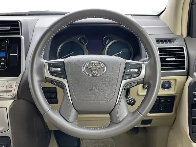 トヨタ ランドクルーザー プラド TX Lパッケージ マットブラED 新潟県 2023(令5)年 1.8万km ホワイトパールクリスタルシャイン サンルーフ/7人乗り/ベージュ革シート/プリクラッシュセーフティ/レーダークルーズコントロール/レーンキープアシスト/パーキングサポートブレーキ/純正ディーラーOPナビ（NMZK-W73D）/　・バックカメラ/　・フルセグTV/　・Bluetooth/　・CD/DVD/SD再生機能/　・USB接続/ビルトインETC/パワーシート/電動格納サードシート/エアシート/シートヒーター/オートライト/オートハイビーム/LEDヘッドライト/プッシュスタート/ステアリングスイッチ/オートドアミラー/純正フロアマット/ドアバイザー