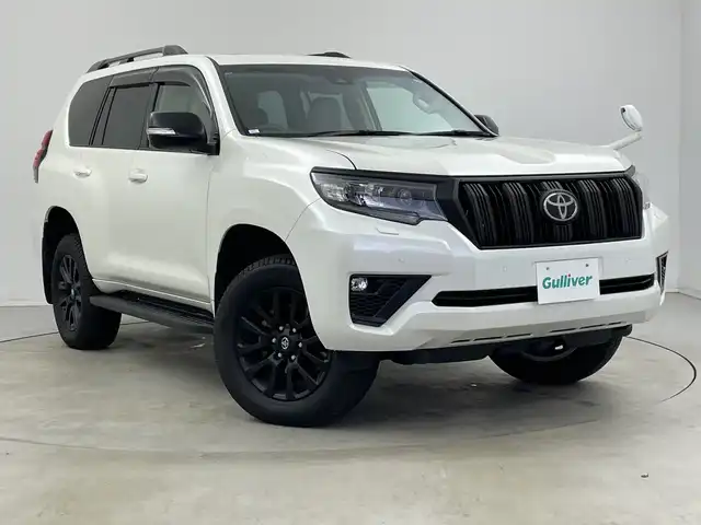 トヨタ ランドクルーザー プラド TX Lパッケージ マットブラED 新潟県 2023(令5)年 1.8万km ホワイトパールクリスタルシャイン サンルーフ/7人乗り/ベージュ革シート/プリクラッシュセーフティ/レーダークルーズコントロール/レーンキープアシスト/パーキングサポートブレーキ/純正ディーラーOPナビ（NMZK-W73D）/　・バックカメラ/　・フルセグTV/　・Bluetooth/　・CD/DVD/SD再生機能/　・USB接続/ビルトインETC/パワーシート/電動格納サードシート/エアシート/シートヒーター/オートライト/オートハイビーム/LEDヘッドライト/プッシュスタート/ステアリングスイッチ/オートドアミラー/純正フロアマット/ドアバイザー