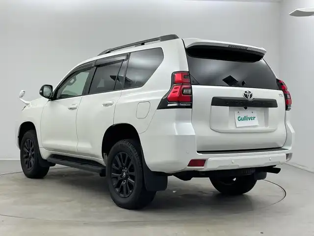 トヨタ ランドクルーザー プラド TX Lパッケージ マットブラED 新潟県 2023(令5)年 1.8万km ホワイトパールクリスタルシャイン サンルーフ/7人乗り/ベージュ革シート/プリクラッシュセーフティ/レーダークルーズコントロール/レーンキープアシスト/パーキングサポートブレーキ/純正ディーラーOPナビ（NMZK-W73D）/　・バックカメラ/　・フルセグTV/　・Bluetooth/　・CD/DVD/SD再生機能/　・USB接続/ビルトインETC/パワーシート/電動格納サードシート/エアシート/シートヒーター/オートライト/オートハイビーム/LEDヘッドライト/プッシュスタート/ステアリングスイッチ/オートドアミラー/純正フロアマット/ドアバイザー