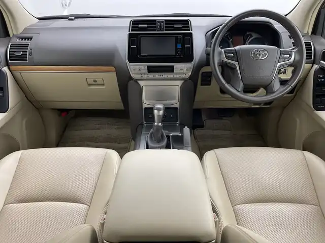 トヨタ ランドクルーザー プラド TX Lパッケージ マットブラED 新潟県 2023(令5)年 1.8万km ホワイトパールクリスタルシャイン サンルーフ/7人乗り/ベージュ革シート/プリクラッシュセーフティ/レーダークルーズコントロール/レーンキープアシスト/パーキングサポートブレーキ/純正ディーラーOPナビ（NMZK-W73D）/　・バックカメラ/　・フルセグTV/　・Bluetooth/　・CD/DVD/SD再生機能/　・USB接続/ビルトインETC/パワーシート/電動格納サードシート/エアシート/シートヒーター/オートライト/オートハイビーム/LEDヘッドライト/プッシュスタート/ステアリングスイッチ/オートドアミラー/純正フロアマット/ドアバイザー