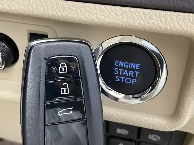 トヨタ ランドクルーザー プラド TX Lパッケージ マットブラED 新潟県 2023(令5)年 1.8万km ホワイトパールクリスタルシャイン サンルーフ/7人乗り/ベージュ革シート/プリクラッシュセーフティ/レーダークルーズコントロール/レーンキープアシスト/パーキングサポートブレーキ/純正ディーラーOPナビ（NMZK-W73D）/　・バックカメラ/　・フルセグTV/　・Bluetooth/　・CD/DVD/SD再生機能/　・USB接続/ビルトインETC/パワーシート/電動格納サードシート/エアシート/シートヒーター/オートライト/オートハイビーム/LEDヘッドライト/プッシュスタート/ステアリングスイッチ/オートドアミラー/純正フロアマット/ドアバイザー