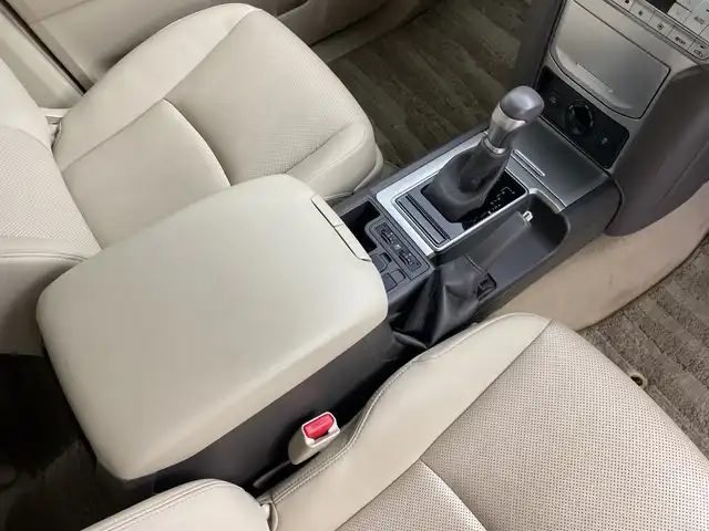 トヨタ ランドクルーザー プラド TX Lパッケージ マットブラED 新潟県 2023(令5)年 1.8万km ホワイトパールクリスタルシャイン サンルーフ/7人乗り/ベージュ革シート/プリクラッシュセーフティ/レーダークルーズコントロール/レーンキープアシスト/パーキングサポートブレーキ/純正ディーラーOPナビ（NMZK-W73D）/　・バックカメラ/　・フルセグTV/　・Bluetooth/　・CD/DVD/SD再生機能/　・USB接続/ビルトインETC/パワーシート/電動格納サードシート/エアシート/シートヒーター/オートライト/オートハイビーム/LEDヘッドライト/プッシュスタート/ステアリングスイッチ/オートドアミラー/純正フロアマット/ドアバイザー