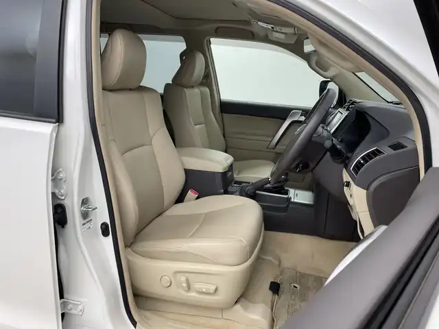 トヨタ ランドクルーザー プラド TX Lパッケージ マットブラED 新潟県 2023(令5)年 1.8万km ホワイトパールクリスタルシャイン サンルーフ/7人乗り/ベージュ革シート/プリクラッシュセーフティ/レーダークルーズコントロール/レーンキープアシスト/パーキングサポートブレーキ/純正ディーラーOPナビ（NMZK-W73D）/　・バックカメラ/　・フルセグTV/　・Bluetooth/　・CD/DVD/SD再生機能/　・USB接続/ビルトインETC/パワーシート/電動格納サードシート/エアシート/シートヒーター/オートライト/オートハイビーム/LEDヘッドライト/プッシュスタート/ステアリングスイッチ/オートドアミラー/純正フロアマット/ドアバイザー