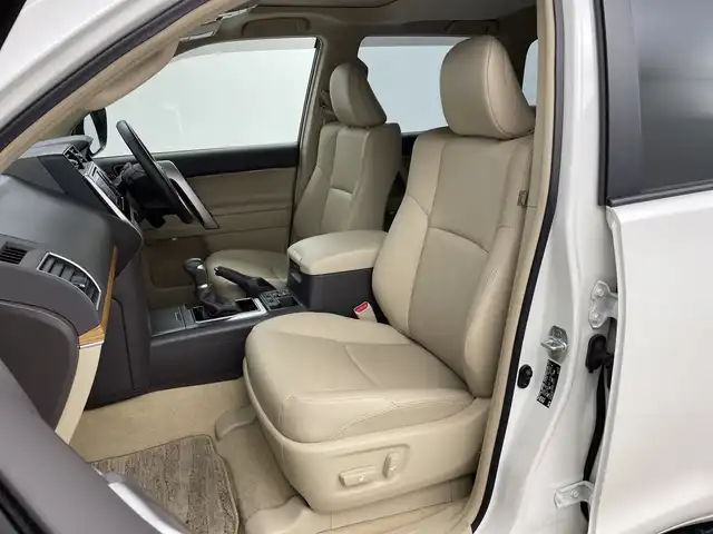 トヨタ ランドクルーザー プラド TX Lパッケージ マットブラED 新潟県 2023(令5)年 1.8万km ホワイトパールクリスタルシャイン サンルーフ/7人乗り/ベージュ革シート/プリクラッシュセーフティ/レーダークルーズコントロール/レーンキープアシスト/パーキングサポートブレーキ/純正ディーラーOPナビ（NMZK-W73D）/　・バックカメラ/　・フルセグTV/　・Bluetooth/　・CD/DVD/SD再生機能/　・USB接続/ビルトインETC/パワーシート/電動格納サードシート/エアシート/シートヒーター/オートライト/オートハイビーム/LEDヘッドライト/プッシュスタート/ステアリングスイッチ/オートドアミラー/純正フロアマット/ドアバイザー