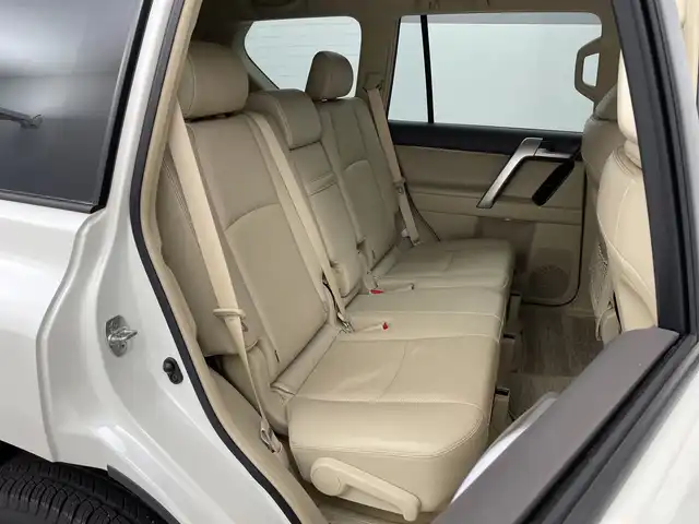 トヨタ ランドクルーザー プラド TX Lパッケージ マットブラED 新潟県 2023(令5)年 1.8万km ホワイトパールクリスタルシャイン サンルーフ/7人乗り/ベージュ革シート/プリクラッシュセーフティ/レーダークルーズコントロール/レーンキープアシスト/パーキングサポートブレーキ/純正ディーラーOPナビ（NMZK-W73D）/　・バックカメラ/　・フルセグTV/　・Bluetooth/　・CD/DVD/SD再生機能/　・USB接続/ビルトインETC/パワーシート/電動格納サードシート/エアシート/シートヒーター/オートライト/オートハイビーム/LEDヘッドライト/プッシュスタート/ステアリングスイッチ/オートドアミラー/純正フロアマット/ドアバイザー