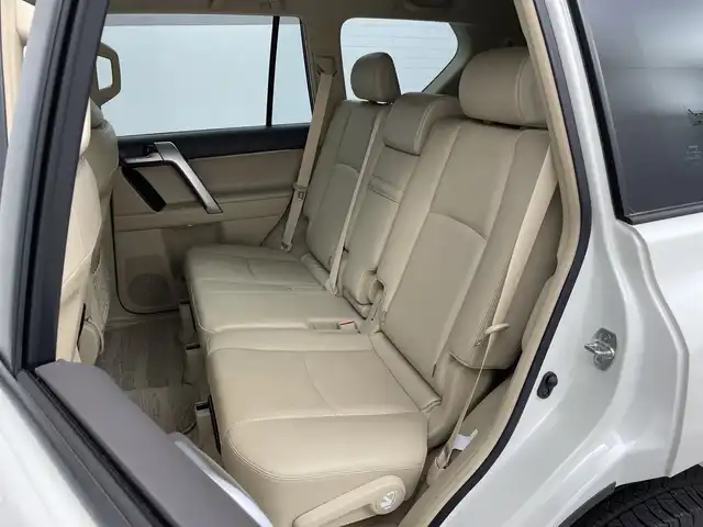 トヨタ ランドクルーザー プラド TX Lパッケージ マットブラED 新潟県 2023(令5)年 1.8万km ホワイトパールクリスタルシャイン サンルーフ/7人乗り/ベージュ革シート/プリクラッシュセーフティ/レーダークルーズコントロール/レーンキープアシスト/パーキングサポートブレーキ/純正ディーラーOPナビ（NMZK-W73D）/　・バックカメラ/　・フルセグTV/　・Bluetooth/　・CD/DVD/SD再生機能/　・USB接続/ビルトインETC/パワーシート/電動格納サードシート/エアシート/シートヒーター/オートライト/オートハイビーム/LEDヘッドライト/プッシュスタート/ステアリングスイッチ/オートドアミラー/純正フロアマット/ドアバイザー