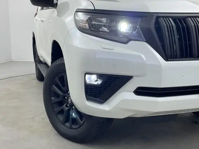 トヨタ ランドクルーザー プラド TX Lパッケージ マットブラED 新潟県 2023(令5)年 1.8万km ホワイトパールクリスタルシャイン サンルーフ/7人乗り/ベージュ革シート/プリクラッシュセーフティ/レーダークルーズコントロール/レーンキープアシスト/パーキングサポートブレーキ/純正ディーラーOPナビ（NMZK-W73D）/　・バックカメラ/　・フルセグTV/　・Bluetooth/　・CD/DVD/SD再生機能/　・USB接続/ビルトインETC/パワーシート/電動格納サードシート/エアシート/シートヒーター/オートライト/オートハイビーム/LEDヘッドライト/プッシュスタート/ステアリングスイッチ/オートドアミラー/純正フロアマット/ドアバイザー