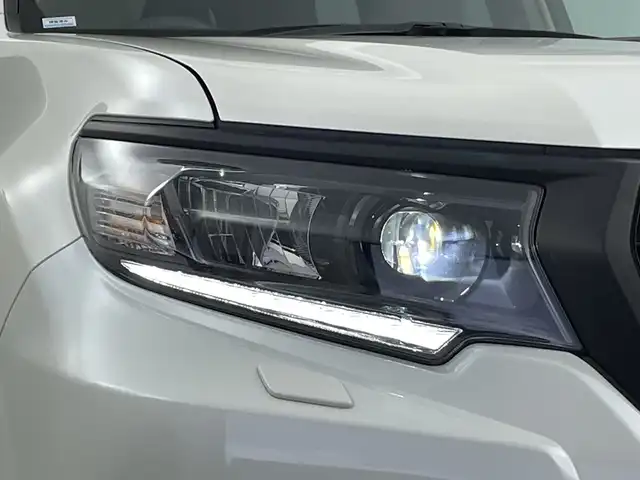 トヨタ ランドクルーザー プラド TX Lパッケージ マットブラED 新潟県 2023(令5)年 1.8万km ホワイトパールクリスタルシャイン サンルーフ/7人乗り/ベージュ革シート/プリクラッシュセーフティ/レーダークルーズコントロール/レーンキープアシスト/パーキングサポートブレーキ/純正ディーラーOPナビ（NMZK-W73D）/　・バックカメラ/　・フルセグTV/　・Bluetooth/　・CD/DVD/SD再生機能/　・USB接続/ビルトインETC/パワーシート/電動格納サードシート/エアシート/シートヒーター/オートライト/オートハイビーム/LEDヘッドライト/プッシュスタート/ステアリングスイッチ/オートドアミラー/純正フロアマット/ドアバイザー