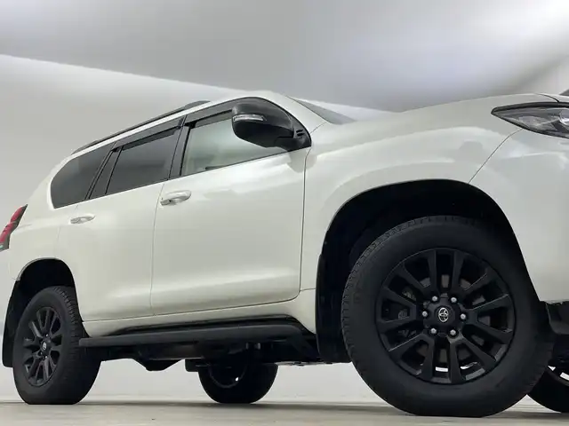 トヨタ ランドクルーザー プラド TX Lパッケージ マットブラED 新潟県 2023(令5)年 1.8万km ホワイトパールクリスタルシャイン サンルーフ/7人乗り/ベージュ革シート/プリクラッシュセーフティ/レーダークルーズコントロール/レーンキープアシスト/パーキングサポートブレーキ/純正ディーラーOPナビ（NMZK-W73D）/　・バックカメラ/　・フルセグTV/　・Bluetooth/　・CD/DVD/SD再生機能/　・USB接続/ビルトインETC/パワーシート/電動格納サードシート/エアシート/シートヒーター/オートライト/オートハイビーム/LEDヘッドライト/プッシュスタート/ステアリングスイッチ/オートドアミラー/純正フロアマット/ドアバイザー