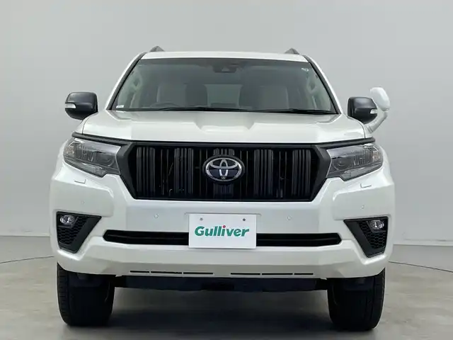 トヨタ ランドクルーザー プラド TX Lパッケージ マットブラED 新潟県 2023(令5)年 1.8万km ホワイトパールクリスタルシャイン サンルーフ/7人乗り/ベージュ革シート/プリクラッシュセーフティ/レーダークルーズコントロール/レーンキープアシスト/パーキングサポートブレーキ/純正ディーラーOPナビ（NMZK-W73D）/　・バックカメラ/　・フルセグTV/　・Bluetooth/　・CD/DVD/SD再生機能/　・USB接続/ビルトインETC/パワーシート/電動格納サードシート/エアシート/シートヒーター/オートライト/オートハイビーム/LEDヘッドライト/プッシュスタート/ステアリングスイッチ/オートドアミラー/純正フロアマット/ドアバイザー