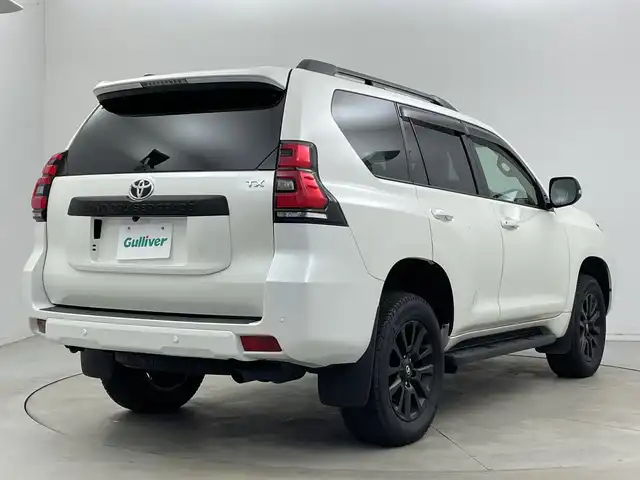 トヨタ ランドクルーザー プラド TX Lパッケージ マットブラED 新潟県 2023(令5)年 1.8万km ホワイトパールクリスタルシャイン サンルーフ/7人乗り/ベージュ革シート/プリクラッシュセーフティ/レーダークルーズコントロール/レーンキープアシスト/パーキングサポートブレーキ/純正ディーラーOPナビ（NMZK-W73D）/　・バックカメラ/　・フルセグTV/　・Bluetooth/　・CD/DVD/SD再生機能/　・USB接続/ビルトインETC/パワーシート/電動格納サードシート/エアシート/シートヒーター/オートライト/オートハイビーム/LEDヘッドライト/プッシュスタート/ステアリングスイッチ/オートドアミラー/純正フロアマット/ドアバイザー